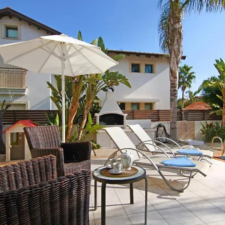 בית נופש Regina איה נאפה